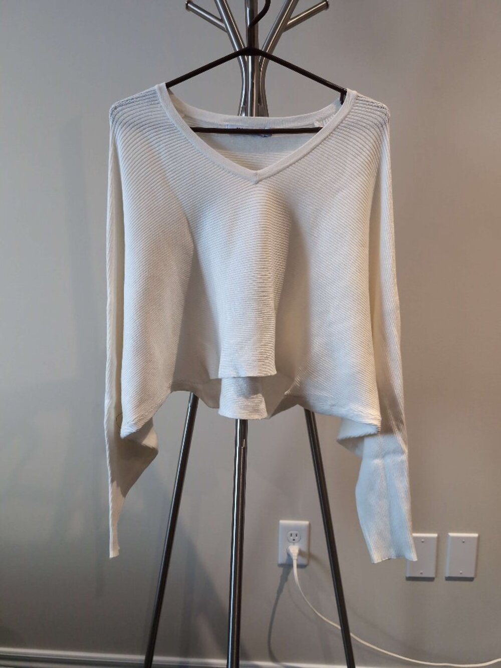 2010s NA-KD Cropped Viscose Batwing White V-neck Sweater